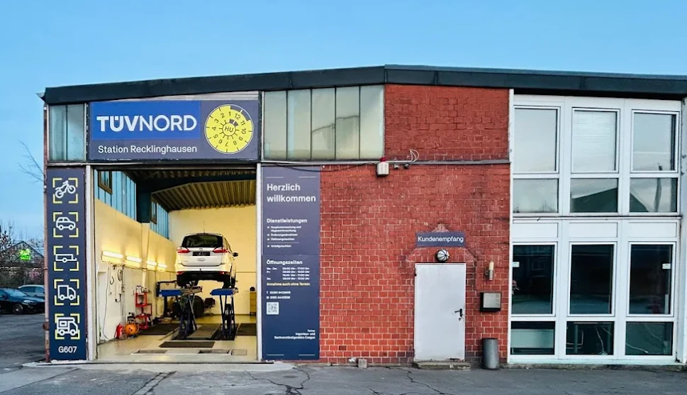 Außenansicht der Kfz-Prüfstelle Cosgun mit TÜV-NORD-Beschilderung